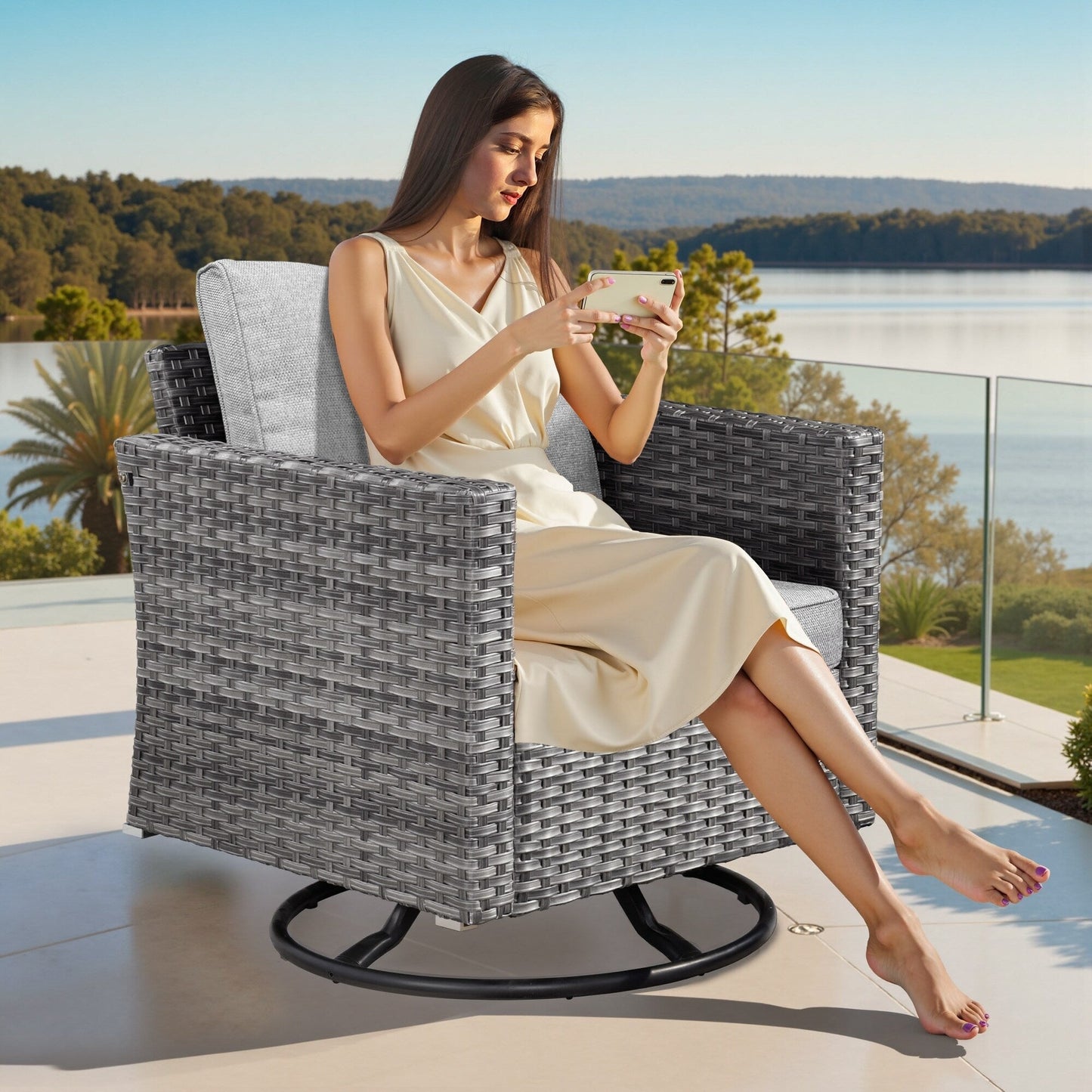 Set di 8 sedie girevoli per esterni in vimini da patio XIZZI con tavolo per braciere