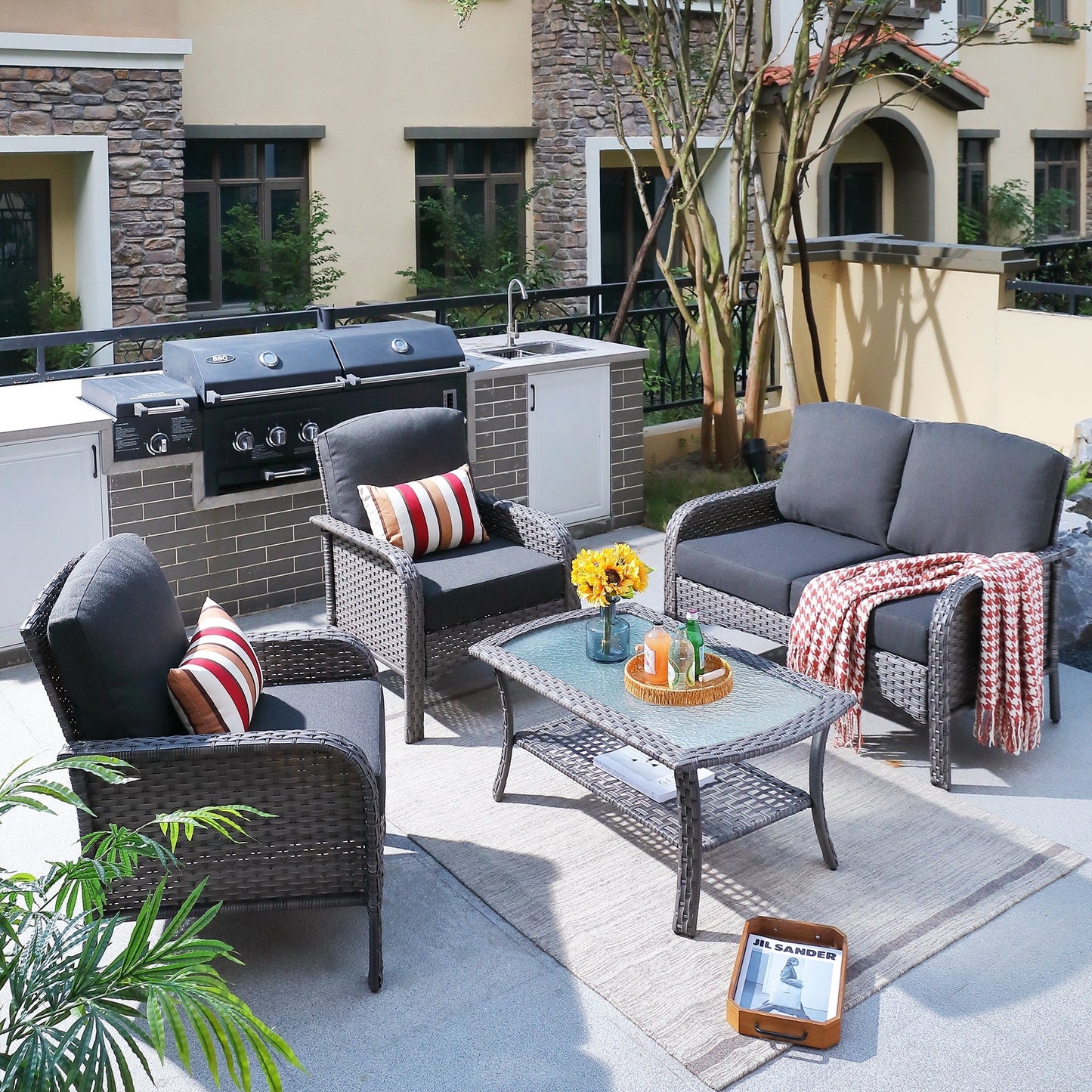 Set da conversazione per esterni XIZZI da 4 pezzi con tavolo