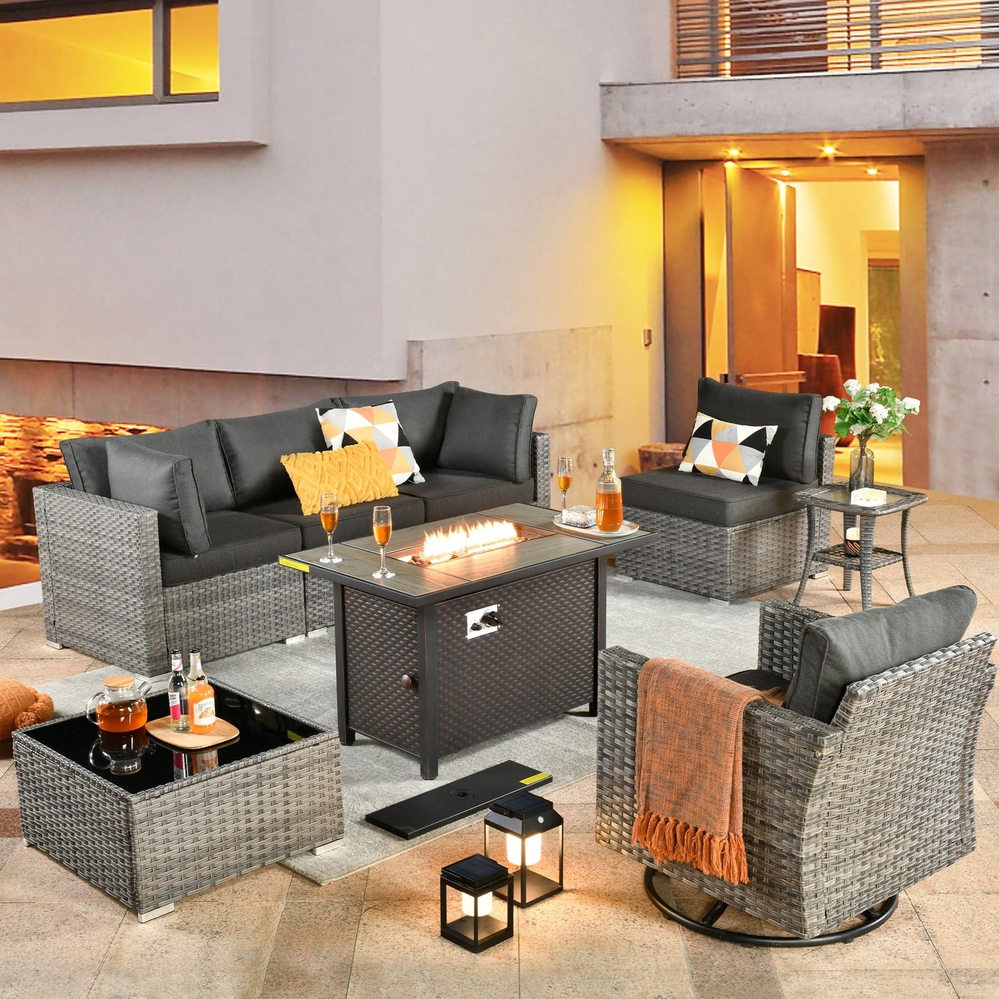 Set di 8 sedie girevoli per esterni in vimini da patio XIZZI con tavolo per braciere