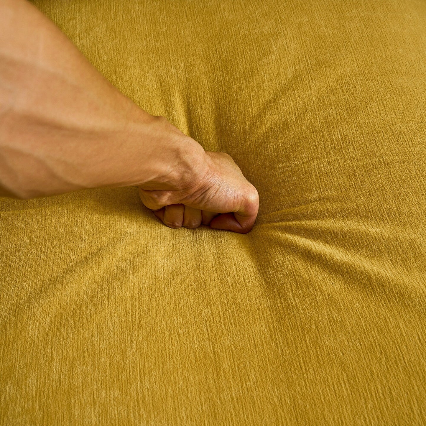 Divano componibile a 3 posti a L in velluto giallo da 83'' con schienali mobili e gambe in metallo