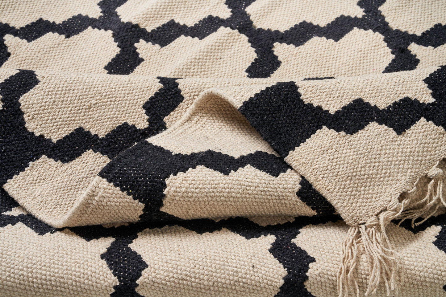 Tappeto dali bianco con decoro nero