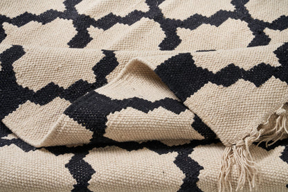 Tappeto dali bianco con decoro nero