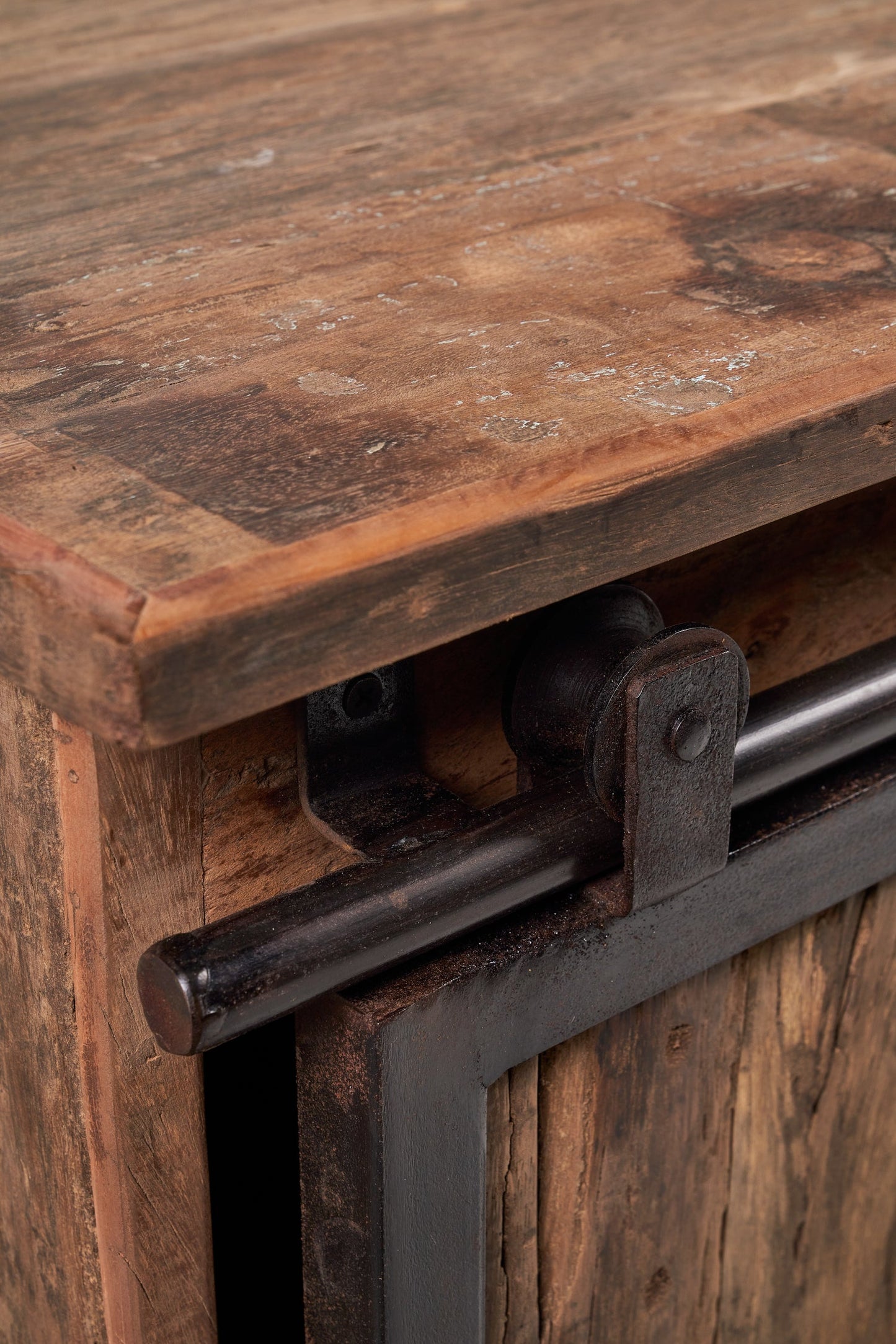 Credenza in legno riciclato con sportelli scorrevoli